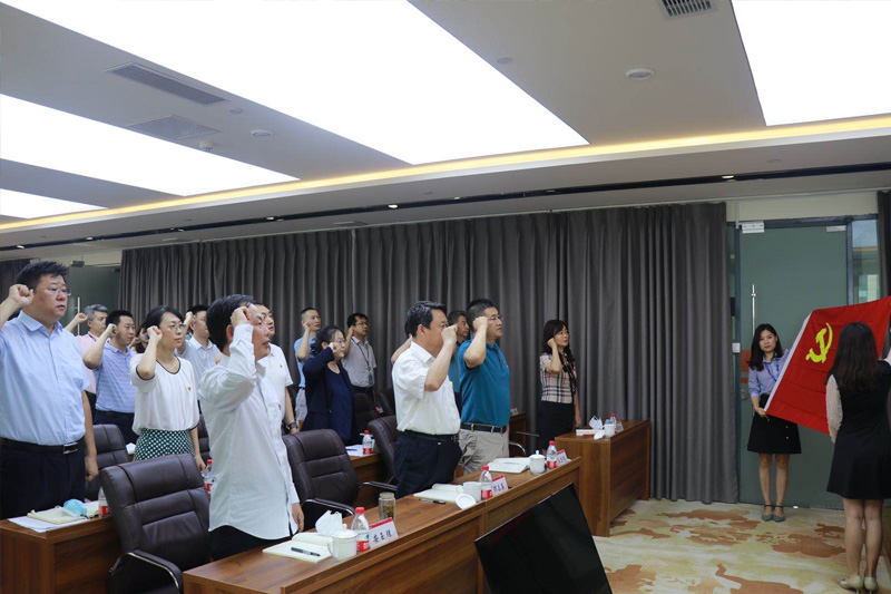 公司总部组织党员收看专题党课